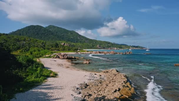 热带海岸线的无人驾驶飞机镜头 花岗岩岩石和海浪在滨海岛海鸥上翻滚 — 图库视频影像