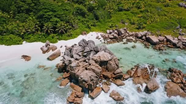 antenna drón felvételek trópusi paradicsom strand anse coco körözés videó körül hatalmas gránit sziklák óceán hullámok gördülő sziklák la digue sziget seychelles