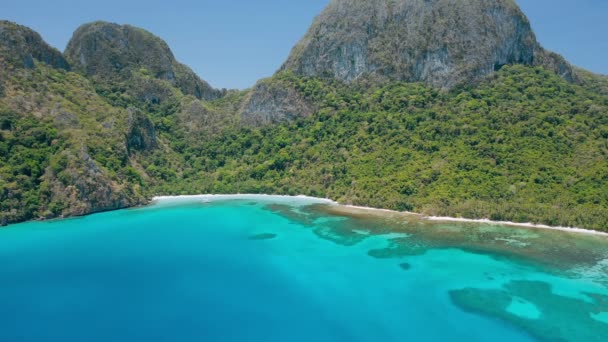 険しい崖やエル ニードやパラワン フィリピンの海洋国立公園を探索ターコイズブルーの湾と美しいカドラオ島の空中ドローンの風景 — ストック動画