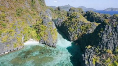 El Nido Palawan Filipinleri 'ndeki keskin kayaları ve berrak mavi suyu olan büyük gölün havadan çekilmiş görüntüleri. Bir ada gezisinde benzersiz bir nokta.