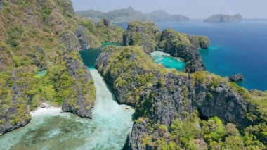 El Nido Palawan Filipinleri 'ndeki büyük göle giriş görüntüsü. Beyaz kum ve sığ mavi su turda eşsiz bir nokta.