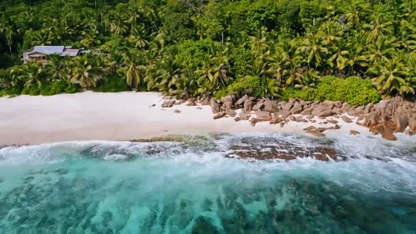 マヘ島のセイシェルでの熱帯の砂浜の空中ドローンパノ映像 — ストック動画