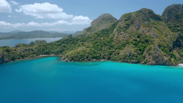 Letecké Drone Panorama Hornatého Tropického Ostrova Džunglí Modrými Lagunami Prozkoumávající — Stock video