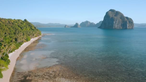 Drone Aéreo Vista Panorâmica Litoral Nido Maré Baixa Longa Praia — Vídeo de Stock