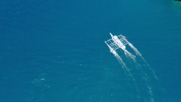 Antenni Drone Näkymä Veneen Liikkuvat Avomerellä Kirkas Turkoosi Vesi Aurinkoisena — kuvapankkivideo