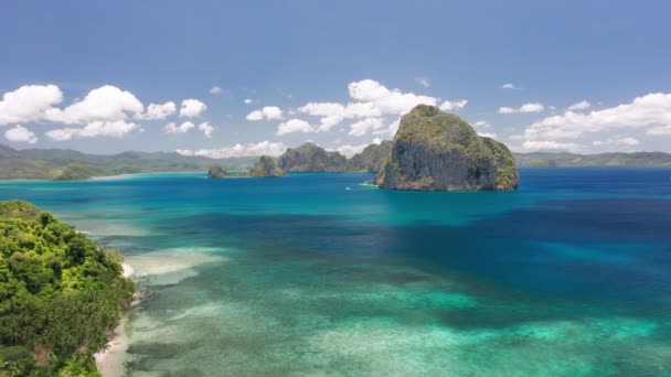 巨大なピナグビュータン島と雲の影の空中ドローンビュー海の表面に移動エル パラワンフィリピン夏と旅行休暇のコンセプト — ストック動画