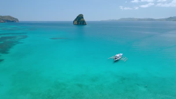 Vista Aérea Del Dron Isla Saltando Barco Turístico Nadando Sobre — Vídeos de Stock