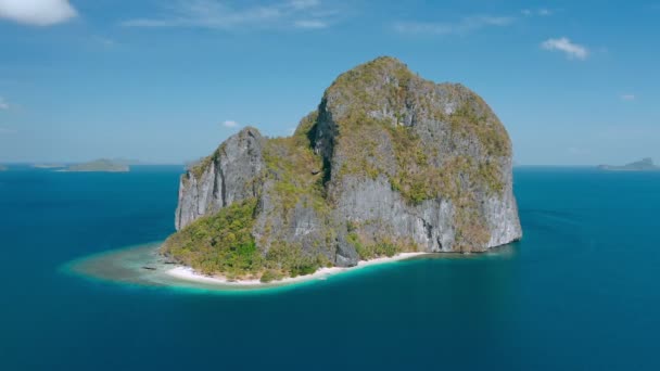 Aereo Drone Vista Del Carso Roccioso Pinagbuyutan Isola Nel Mare — Video Stock