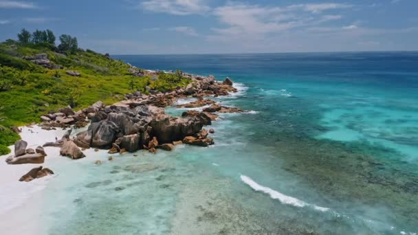 Aerial Fly Footage Tropical Coastline Huge Granite Rocks Blue Ocean — 비디오