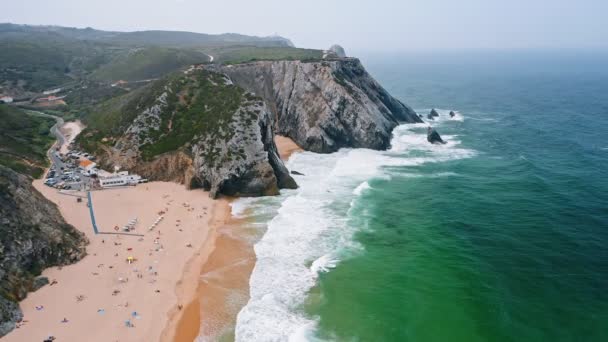 Εναέρια Fly Πλάνα Πάνω Από Praia Adraga Αμμώδη Παραλία Λευκά — Αρχείο Βίντεο