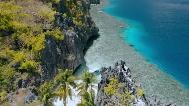 Aerial Fly Matinloc Shrine Coastline Nido Palawan Philippines Bizarre Limestone — Stock Video