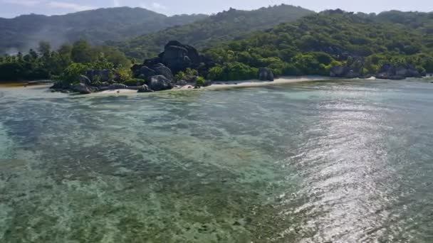 Imágenes Aéreas Rodeando Rocas Granito Famosa Fuente Anse Dargent Tropical — Vídeos de Stock