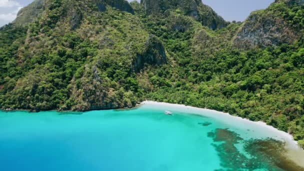 Riprese Aeree Spiaggia Tropicale Vuota Sorprendente Blu Baia Cadlao Laguna — Video Stock