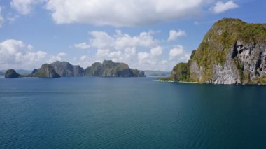 Anten, muhteşem pinagbuyutan adasına doğru gidiyor. El nido palawan Filipinler Barcuit Takımadası.