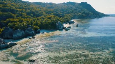 Anse kaynaklı cesur tropikal plajın üstündeki hava manzaralı uçuş. La Digue Adası Seyşeller 'in sakin sahnesi. Sabah erken saatlerde seyahat cenneti varış noktaları.