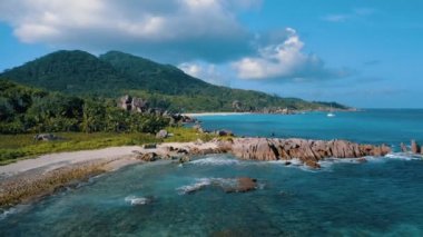 La Digue Adası 'nın muhteşem sahil şeridinin havadan görünüşü Seyşeller tropik cennet plajları beyaz yatlar granit kayalar ve turkuaz kristal berrak su.