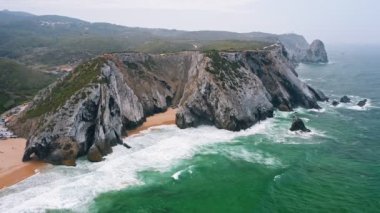 Atlantik Okyanusu Sintra Portekiz 'in Praia da Adraga plaj uçurumunun hava manzarası
