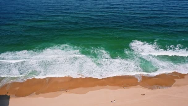 Воздушные Кадры Прая Адрага Пляж Белый Атлантический Океан Волны Катятся — стоковое видео