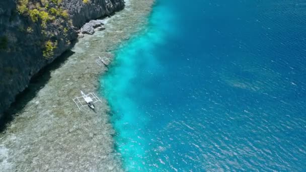 Воздушные Кадры Поездки Banca Туристических Лодок Отдыхающих Над Коралловым Рифом — стоковое видео