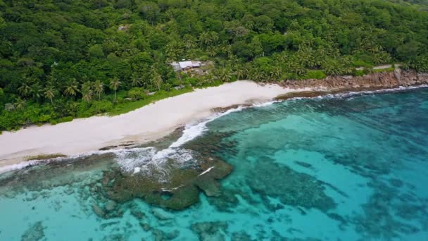 白い砂浜と透明な水とサンゴ礁を持つ熱帯ビーチの空中映像マヘ島セイシェル — ストック動画