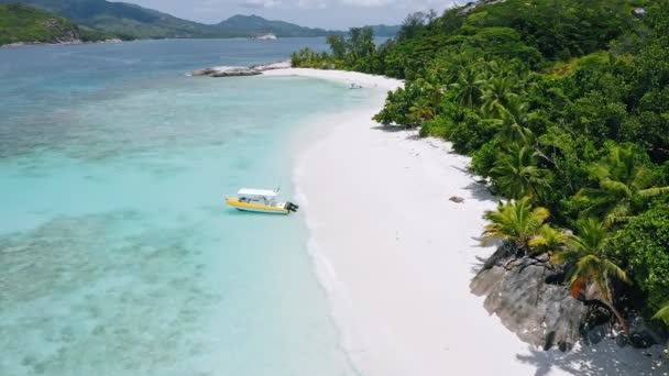 Riprese Aeree Spiaggia Tropicale Esotica Con Barca Solitario Ormeggiato Sulla — Video Stock