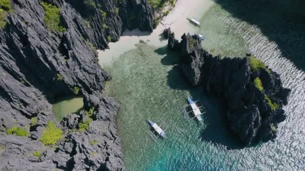 Aerial Top Circle Footage Tourist Boats Moored Rugged Karst Cliffs — Stock Video