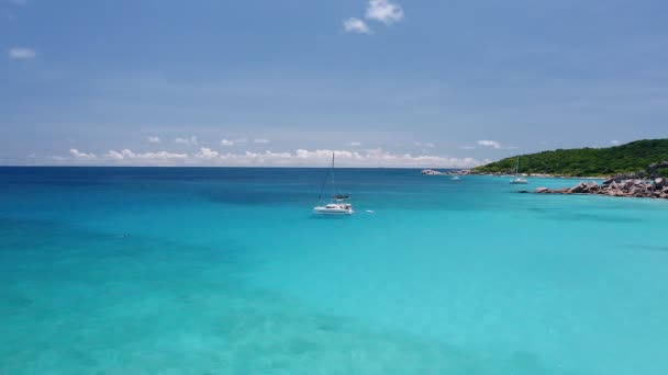 Luftaufnahmen Von Luxus Katamaran Yachten Die Transparenter Türkisblauer Lagune Der — Stockvideo