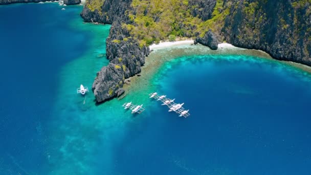 Letecký Pohled Potápěčské Lodě Kotvící Blízkosti Tajné Laguny Ostrově Miniloc — Stock video