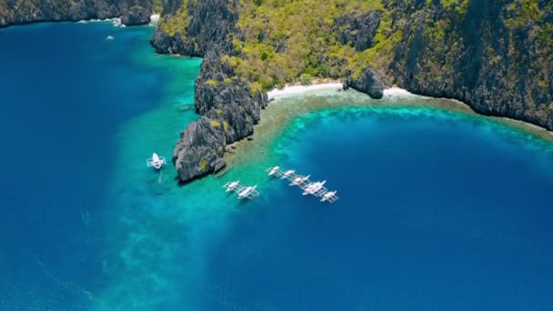 Letecký Pohled Potápěčské Lodě Blízkosti Tajné Laguny Ostrově Miniloc Nido — Stock video