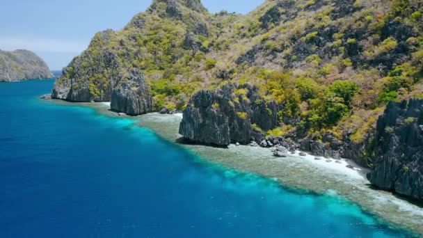 かわいい小さなビーチの空中ビュー透明な水鋭い崖やサンゴ礁ユニークなスポットトップ観光地と場所を見なければなりません — ストック動画