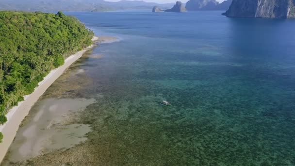 Letecký Pohled Nido Palawan Filipíny Banca Loď Plavání Mělké Vodě — Stock video