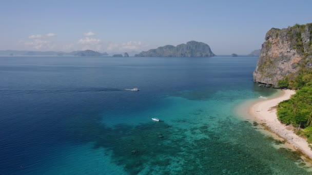 Vista Aérea Los Primeros Barcos Turistas Que Llegan Playa Tropical — Vídeo de stock