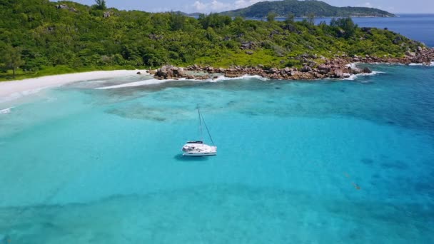 Aerial View Lonely Luxury Catamaran Yacht Blue Lagoon Digue Island — Αρχείο Βίντεο