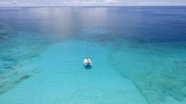 Vista Aérea Del Solitario Yate Catamarán Lujo Laguna Azul Cristalina — Vídeos de Stock