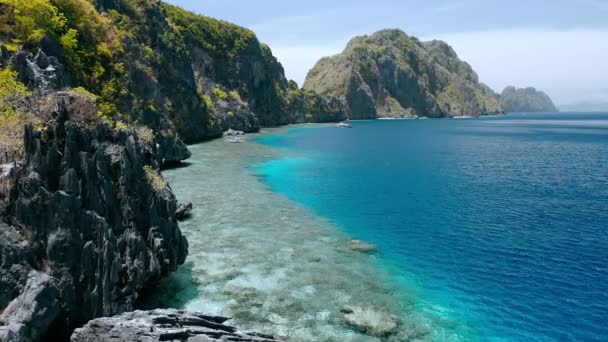 Vista Aérea Pintorescos Acantilados Aguas Cristalinas Costa Del Mar Arrecifes — Vídeos de Stock