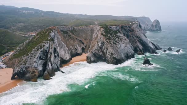 Vista Aérea Praia Adraga Praia Penhasco Costa Oceano Atlântico Sintra — Vídeo de Stock