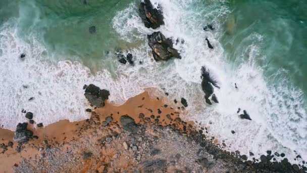 プライア グランデ ビーチの険しい崖の空中ビューポルトガル大西洋の海の波と岩のコスト崖上から — ストック動画