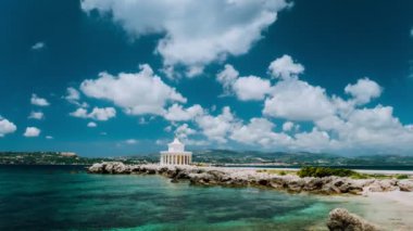 Argostoli 'deki St. Theodore deniz fenerinin üzerindeki güzel bulut manzarası Kefonya Adası Yunanistan