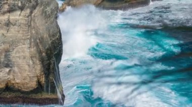 Endonezya sahilinde kayaya vuran büyük bir dalga.