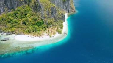 nefes kesici pinagbuyutan adası el nido palawan philippes cennet tropikal kumlu ipil plajı gök mavisi turkuaz deniz suyu hindistan cevizi palmiyesi ağaçları ve demirli yerel banka botları