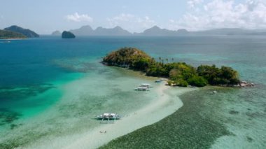 Yılan adası kumsalının ve lagünün etrafındaki havadan görüntüler turkuaz mavisi sığ sularla çevrili. El Nido Palawan Phillippines adası turneye çıkıyor.