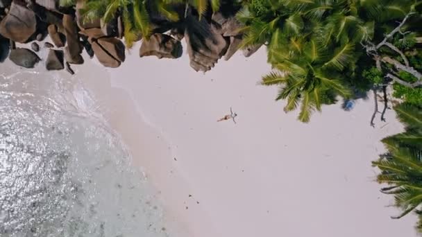 Kamera Pohybující Nahoru Krásné Dámy Ležící Bílém Písku Pláž Modrým — Stock video