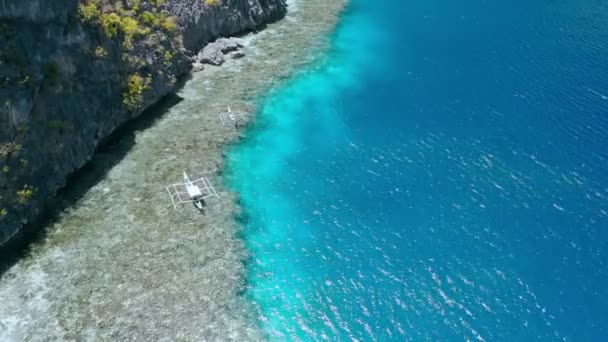 Круги Воздушные Кадры Поездки Banca Туристических Лодок Отдыхающих Над Коралловым — стоковое видео