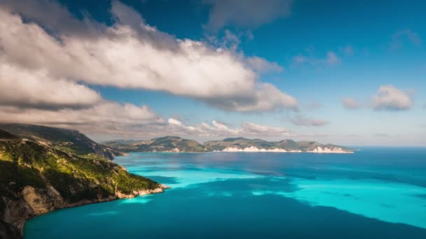 Moln Som Rinner Över Pittoreska Klippiga Kusten Kefalonia Fantastiska Bilder — Stockvideo