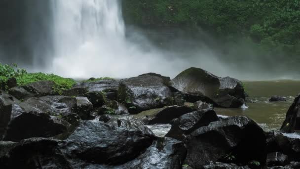 Primo Piano Della Cascata Nungnung Caduta Acqua Che Colpisce Superficie — Video Stock