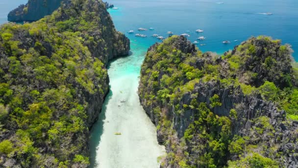 Mosca Aérea Drone Entre Penhascos Pedra Calcária Acima Água Rasa — Vídeo de Stock