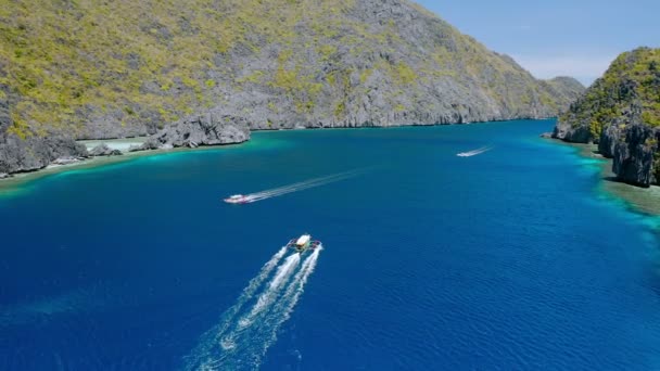 Drone Seguir Isla Saltando Barcos Estrecho Entre Matinloc Isla Tapiutan — Vídeos de Stock