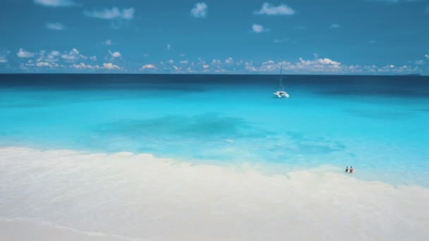 Drone View Couple Tourists Relaxing Turquoise Crystal Clear Ocean Water Πλάνα Αρχείου