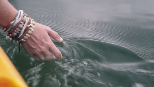 Vrouwelijke Hand Met Armbanden Toch Wateroppervlak — Stockvideo