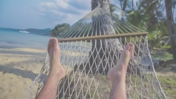 Pés Balançando Uma Rede Pontos Relaxante Praia Com Vista Para — Vídeo de Stock